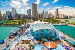 Foto dall'alto del complesso del Navy Pier la principale attrazione turistica di Chicago - © f11photo / Shutterstock.com 