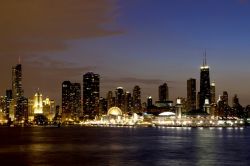 Fotografia notturna di Chicago e in primo piano il Navy Pier