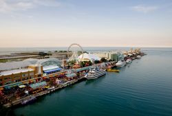 La banchina del Navy Pier di Chicago l'attrazione più importante della capitale del Michigan