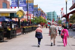 Turisti in visita al Navy Pier di Chicago - © Tupungato / Shutterstock.com