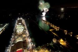 Vista aerea notturna del Navy Pier di Chicago