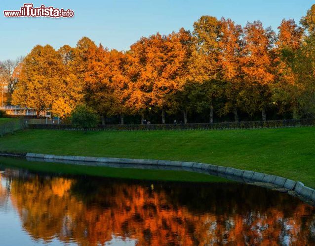 Immagine Autunno al parco Frogner di Oslo. Al suo interno di trova la famosa Installazione Vigeland (Vigelansanlegget) il complesso di oltre 200 statue, la principale attrazione turistica della capitale della Norvegia - © Marina J / Shutterstock.com
