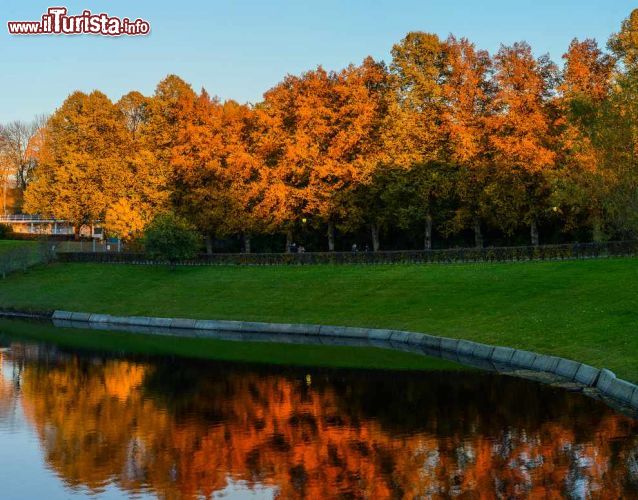 Immagine Autunno al parco Frogner di Oslo. Al suo interno di trova la famosa Installazione Vigeland (Vigelansanlegget) il complesso di oltre 200 statue, la principale attrazione turistica della capitale della Norvegia - © Marina J / Shutterstock.com