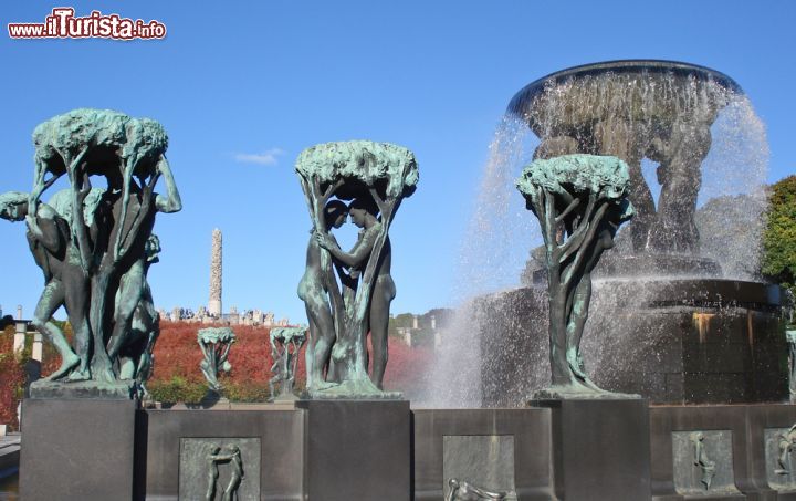 Immagine La grande fontana del Parco Vigeland di Oslo è realizzata in bronzo, ed è circondata da un magnifico pavimento a mosaico in bianco e nero. In primo piano alcune delle 20 sculture a forma di albero (sempre in bronzo) che ornano la vasca esterna, la cui parete è decorata da 60 bassorilevi - © eFesenko / Shutterstock.com