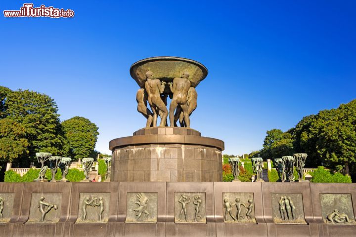 Immagine La grande fontana in bronzo nel parco di Vigeland. E' decorata con 60 bassorilievi e si trova all'interno del Frogner Park di Oslo - © Nanisimova / Shutterstock.com