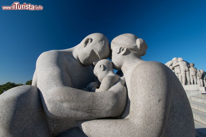 Immagine Un gruppo scultoreo in granito realizzato da Gustav Vigeland. L'artista norvegese, all'interno della sua "Vigelansanlegget", ha raffigurato l'umanità in tutte le sue età creando un parco suggestivo che è divenuta la maggiore attrazione della città di Oslo - © Nanisimova / Shutterstock.com