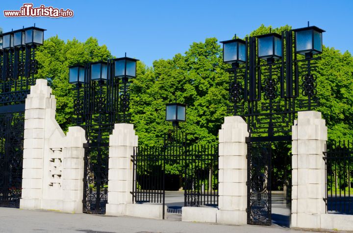 Immagine L'Ingresso monumentale in granito e ferro battuto che conduce all'Installazione Vigeland nel Frogner Park. Il grande spazio verde di Oslo è chiamato come parco di Vigeland, per la presenza di oltre 200 sue sculturec che lo rendono una delle attrazioni tusitiche più importanti della Norvegia - © Nanisimova / Shutterstock.com