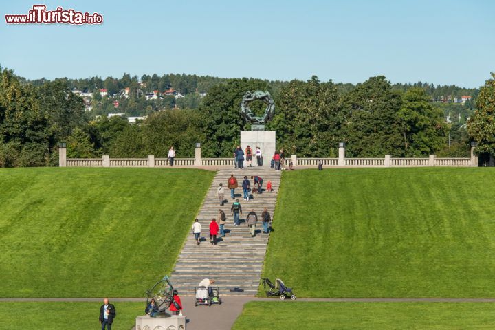 Immagine La salita alla Ruota della Vita la scultura in bronzo che suggella la visita del parco Vigeland di Oslo - © Nanisimova / Shutterstock.com