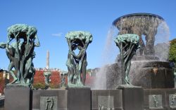 La grande fontana del Parco Vigeland di Oslo è realizzata in bronzo, ed è circondata da un magnifico pavimento a mosaico in bianco e nero. In primo piano alcune delle 20 sculture ...