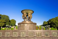 La grande fontana in bronzo nel parco di Vigeland. E' decorata con 60 bassorilievi e si trova all'interno del Frogner Park di Oslo - © Nanisimova / Shutterstock.com 