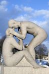 L'amore viene celebrato dalle sculture di Gustav Vigeland all'interno del parco Frogner di Oslo, qui fotografato in inverno - © Marina J / Shutterstock.com 