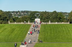 La salita alla Ruota della Vita la scultura in bronzo che suggella la visita del parco Vigeland di Oslo - © Nanisimova / Shutterstock.com 