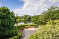 Il piccolo lago all'interno del Frogner park e statue del Vigeland - © Anton_Ivanov / Shutterstock.com