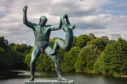 Scultura di Vigeland sul ponte del Frogner Park ...