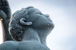 Un particolare di una statua dell'installazione Vigeland ricoperta da un velo di brina. Il parco Frogner ad Oslo è aperto 24 ore su 24 e 365 giorni all'anno, ed è quindi ...