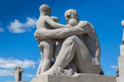 Le commuoventi statue di Gustav Vigeland esposte nella Vigelansanlegget del parco Frogner Oslo. L'artista norvegese ha rappresentato l'uomo in tutte le sue età, cono un'espressività ...