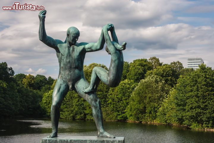 Immagine Scultura di Vigeland sul ponte del Frogner Park di Oslo. Questo attraversamento che conduce dall'ingresso principale alla grande fontana, è adornato da ben 58 gruppi scultorei in bronzo - © Lev Levin / Shutterstock.com