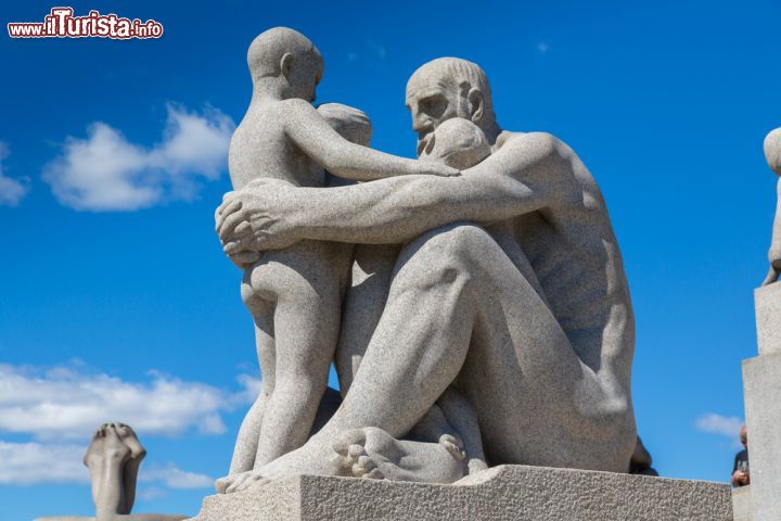 Immagine Le commuoventi statue di Gustav Vigeland esposte nella Vigelansanlegget del parco Frogner Oslo. L'artista norvegese ha rappresentato l'uomo in tutte le sue età, cono un'espressività potente ed evocativa - © Alexander A.Trofimov / Shutterstock.com