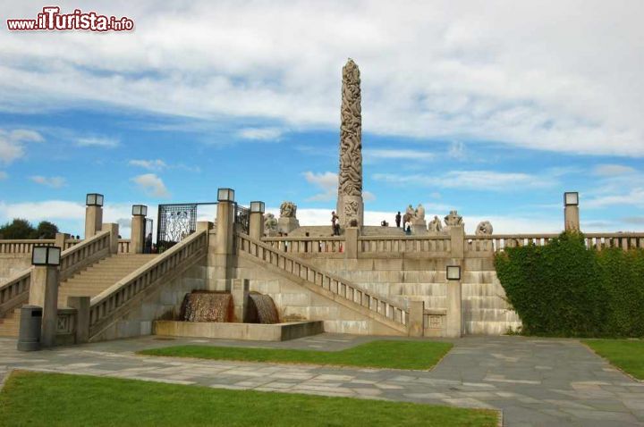 Immagine La terrazza del Monolite: la visita del Parco Vigeland si conclude con la salita al grande monolite, un obelisco di corpi  umani, una groviglio impressionante di umanità che be sintetizza l'opera di Gustav Vigeland che  ha reso il Frogner Park di Oslo un luogo unico in tutta Europa