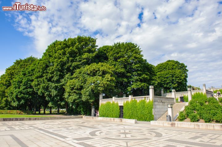 Immagine La terrazza del Monolito e il giardino del Parco Frogner nei pressi dell'Installazione Vigeland a Oslo - © Anton_Ivanov / Shutterstock.comn