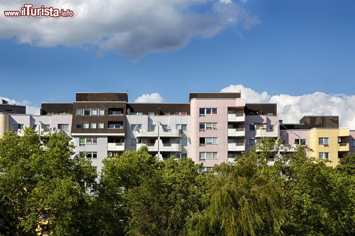 Immagine Case popolari nel quartiere di Kreuzberg a Berlino - © Armin Staudt / Shutterstock.com