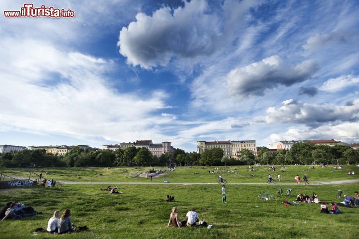 Immagine Il Gorlitzer park, uno dei polmoni verdi di Berlino si trova nel quartiere di Kreuzberg - © elbud / Shutterstock.com
