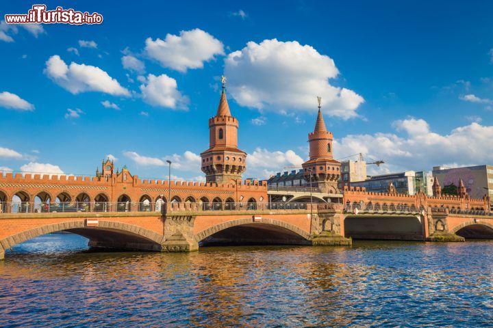 Immagine Il ponte storico di Oberbaum sul fiume Sprea a Berlino collega il quartiere di Kreuzberg con quello di Friedrichshain, un ponte ideale tra ovest ed est della capitale tedesca - © canadastock/ Shutterstock.com