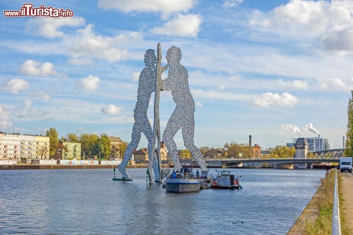 Immagine La scultura Molecule Man di Jonathan Borofsky si trova all'intersezione dei quartieri Kreuzberg, Treptow e Friedrichshain a Berlino, sul fiume Sprea - © aldorado / Shutterstock.com
