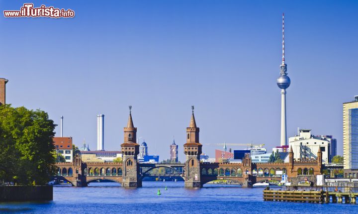 Immagine Panorama di Berlino con in primo piano il fiume sprea e il ponte Oberbaumbrücke - © Christian Draghici / Shutterstock.com
