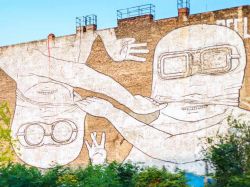 Edificio con murales situato vicino ponte Oberbaum nel quartiere di Kreuzberg - © carol.anne / Shutterstock.com 