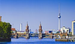Panorama di Berlino con in primo piano il fiume sprea e il ponte Oberbaumbrücke - © Christian Draghici / Shutterstock.com