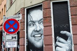 La famosa opera di Street Art Heeere's kreuzberg! con raffigurato Jack Nicholson in versione "Shining" si trova nel quartiere di Kreuzberg di Berlino - © carol.anne / Shutterstock.com ...