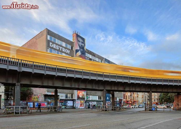 Immagine Schlesisches Tor una delle stazioni della metropolitana del quartiere Kreuzberg a Berlino - © Lena Serditova / Shutterstock.com