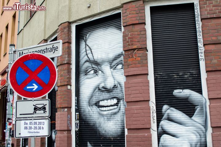 Immagine La famosa opera di Street Art Heeere's kreuzberg! con raffigurato Jack Nicholson in versione "Shining" si trova nel quartiere di Kreuzberg di Berlino - © carol.anne / Shutterstock.com