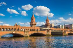 Il ponte storico di Oberbaum sul fiume Sprea a Berlino collega il quartiere di Kreuzberg con quello di Friedrichshain, un ponte ideale tra ovest ed est della capitale tedesca - © canadastock/ ...