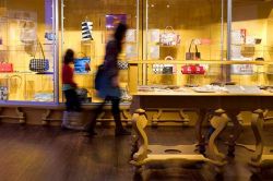 La visita alla collezione di borsette del Tassen Museum di Amsterdam. Contiene pezzi unici che raccontano la storia degli ultimi 4 secoli del più importante accessorio femmimile