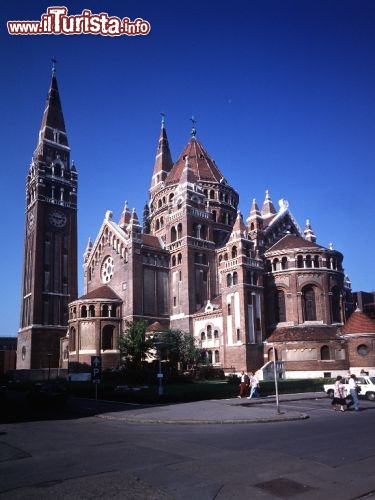 Vista laterale del Duomo di Szeged