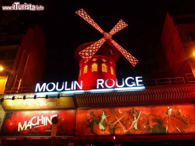 Immagine La trasgressione parigina fa rima con Moulin Rouge, il tipico locale del quartiere Pigalle, simbolo della vecchia scuola "libertina" e della vita notturna più accesa di Parigi.