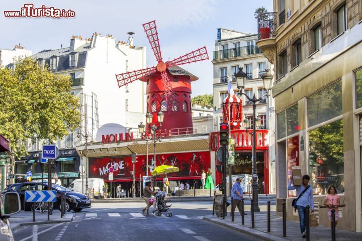 Immagine Il Moulin Rouge è senza dubbio uno dei simboli del quartiere Pigalle a Parigi. Si trova nell'omonima piazza e di sera si accende del suo carismatico alone di luca rossa - © bellena / Shutterstock.com