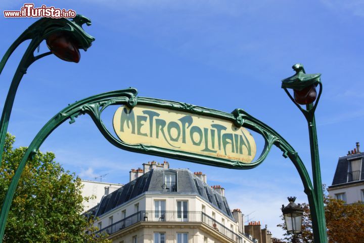 Immagine La metropolitana di Pigalle, con l'insegna in perfetto stile Art Nouveau - © Massimiliano Pieraccini / Shutterstock.com