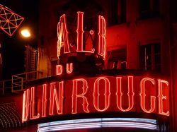 Particolare della scritta del locale Moulin Rouge a Parigi