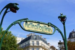 La metropolitana di Pigalle, con l'insegna in perfetto stile Art Nouveau - © Massimiliano Pieraccini / Shutterstock.com 