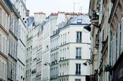 Le case ordinate di una via nel centro del quartiere di Pigalle a Parigi - © Natalia Macheda / Shutterstock.com