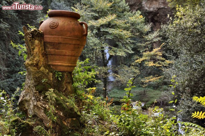 Immagine Un'anfora romana visibile durante la visita al parco di Villa Gregoriana a Tivoli - © maurizio / Shutterstock.com