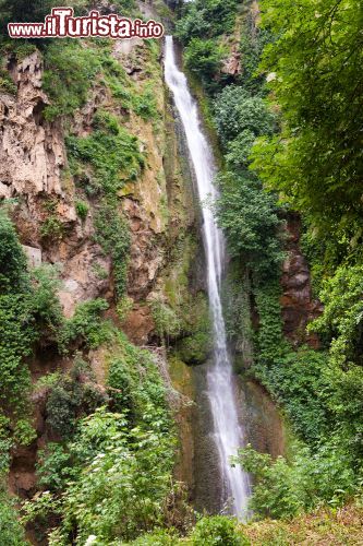 Immagine La grande cascata del fiume Aniene a Tivoli, nel cuore del parco di VIlla Gregoriana - © KKulikov / Shutterstock.com