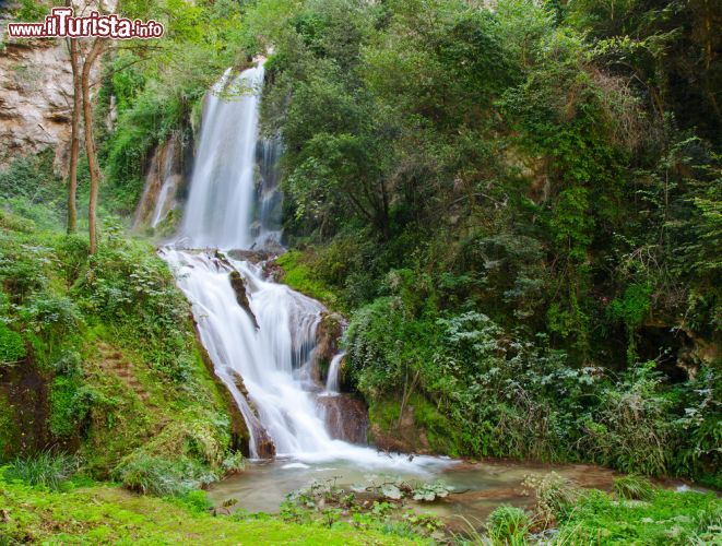 Immagine Alcune cascate all'interno del parco di Villa Gregoriana a Tivoli, un luogo magnifico per cercar eun pò di fresco in estate, circondati da ua natura rigogliosa - © Catarina Belova / Shutterstock.com