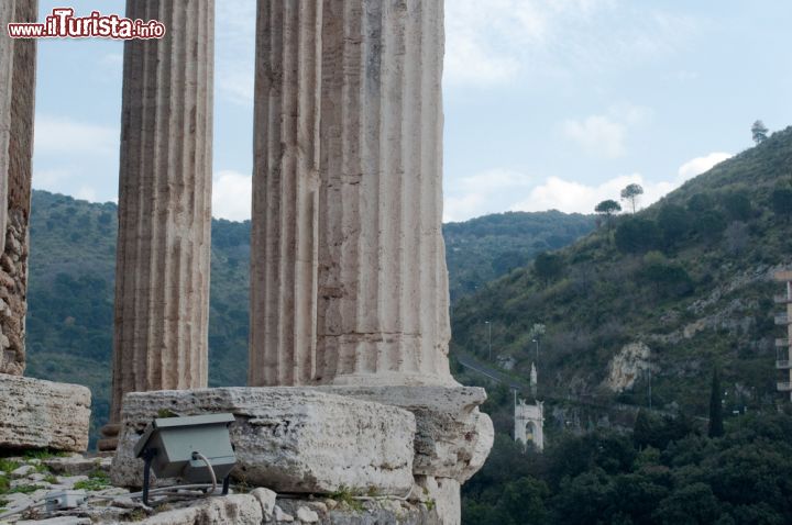 Immagine Particolare delle colonne tempio di Vesta, la cosidetta rotanda di VIlla Gregoriana a Tivoli - © Stefano Heusch / Shutterstock.com