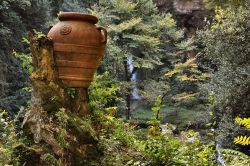 Un'anfora romana visibile durante la visita al parco di Villa Gregoriana a Tivoli - © maurizio / Shutterstock.com