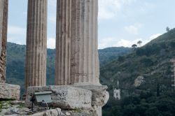 Particolare delle colonne tempio di Vesta, la cosidetta rotanda di VIlla Gregoriana a Tivoli - © Stefano Heusch / Shutterstock.com