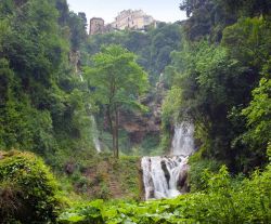 La Valle dell'Inferno: cascate e natura rigogliosa ...